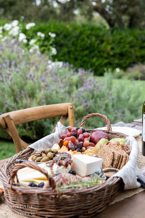 10 Ways to Set An Outdoor Table - Sanctuary Home Decor Vintage Place Settings Dinner Parties, Summer Brunch Table Setting, Outdoor Farm Kitchen, Outdoor Food Table, Outdoor Gathering Ideas, Luxe Picnic, Outdoor Garden Party, Charcuterie Inspiration, Party Food Platters