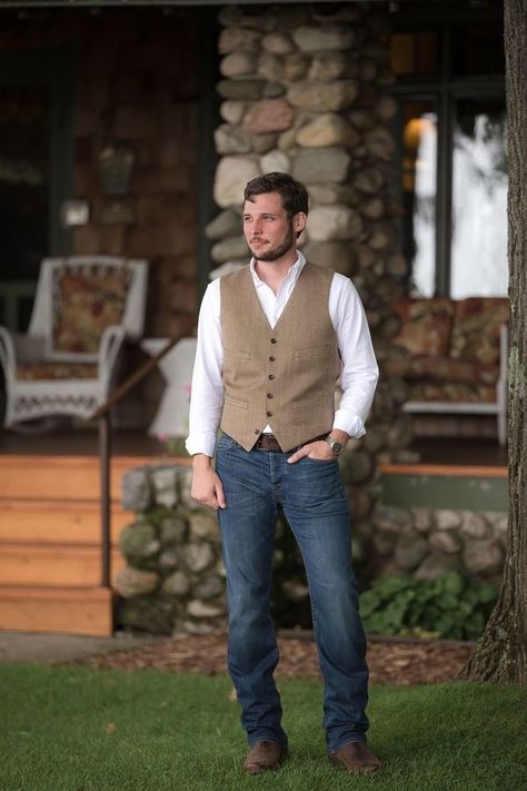 Groom Jeans, Groom Attire Rustic, Groom In Jeans, Casual Groom Attire, Mens Casual Wedding Attire, Jeans Wedding, Casual Grooms, Casual Wedding Attire, Wedding Outfits For Groom