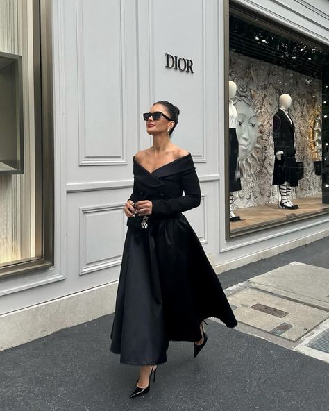 Füsun Lindner | 30 Avenue Montaigne, the heart of Dior… with a little sprinkle of classic Hollywood glam! ✨ @dior | Instagram Classy Black Dresses, Elegant Dresses Classy Chic, Dior Black Dress, Hollywood Glam Dress, Dior Street Style, Black And White Cocktail Dresses, Black Dress Elegant, Dior Dresses, Midi Dress Outfit