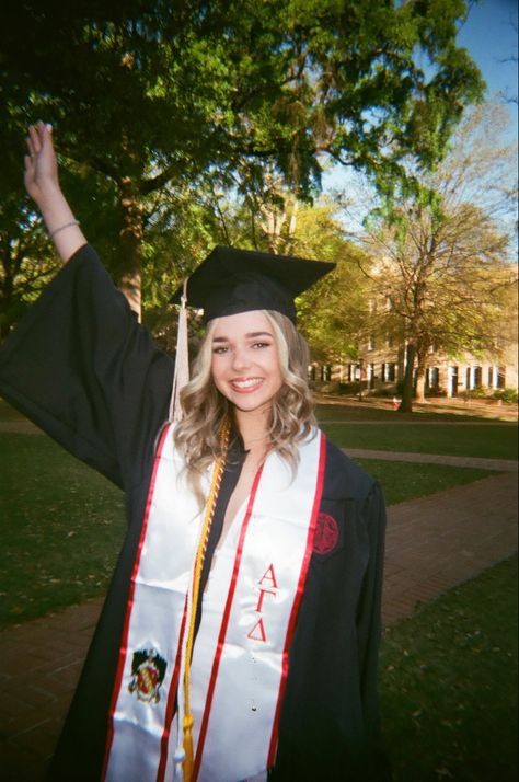 USC gamecocks college graduation pictures, sorority, grad pics, south carolina Graduation Ceremony Pictures, Graduation Photo Shoot Ideas College, Aesthetic Grad Pics, Vintage Grad Photos, Retro Graduation Pictures, Film Grad Photos, Nc State Graduation Pictures, Graduation Film Photos, 90s Graduation Pictures