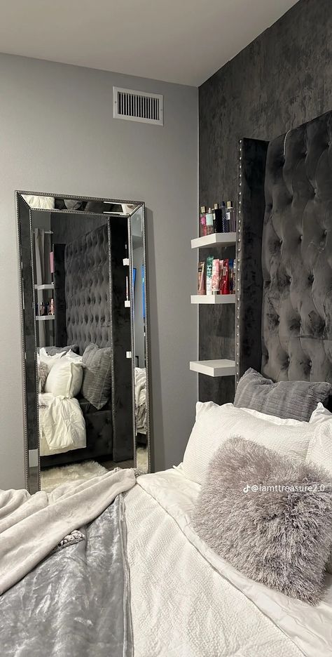 Bedroom Ideas Baddie, Moody Romantic Bedroom, Dark Feminine Bedroom, Baddie Bedroom, Baddie Bedroom Ideas, Baddie Room, Vibey Room, Girl Apartment Decor, Black Bedroom Decor