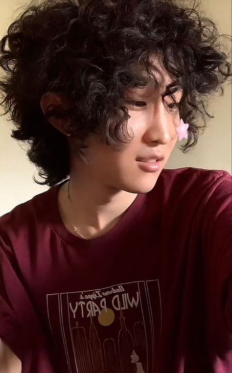 Curly Ftm Haircuts, Curly Queer Hairstyles, Queer Haircut Curly, Curly Androgynous Hair, Ftm Haircuts Curly, Androgynous Curly Hair, Sean Kwak, Butch Haircuts, Unisex Haircuts