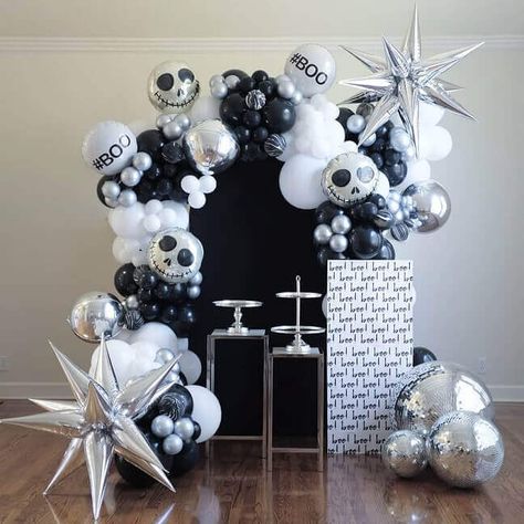 Black And Silver Balloons, Spooky Balloons, Halloween Balloons Decorations, Party Decorations Table, Cupcake Stands, Halloween Backdrop, Spooky Halloween Party, Silver Balloon, Halloween Balloons