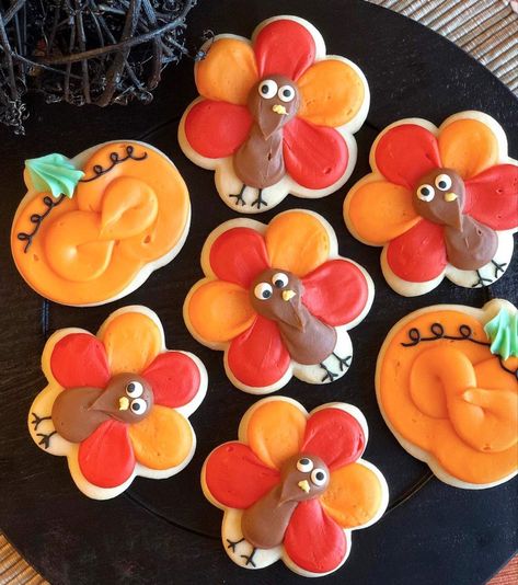 Decorated Turkey Cookies Royal Icing, Buttercream Turkey Cookies, Cookie Decorating Thanksgiving, Thanksgiving Turkey Cookies Decorated, Thanks Giving Cookie Decorating, Thanks Giving Sugar Cookies, Turkey Cut Out Cookies, Halloween Frosted Sugar Cookies, Turkey Decorated Sugar Cookies