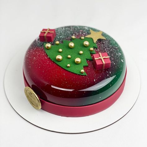 Christmas Mirror Glaze Cake, New Year Cakes Ideas, Christmas Entremet, Chocolate Showpiece, Fancy Desserts Recipes, Christmas Pastries, Xmas Desserts, Pastry Design, Mirror Glaze Cake