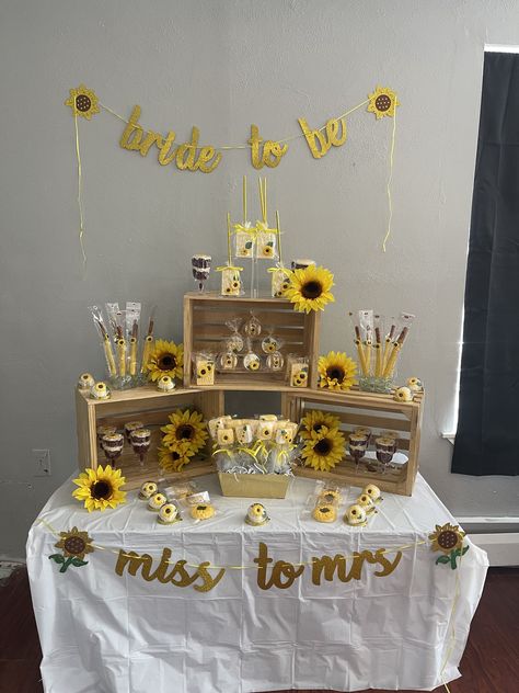 Sunflower Party Table Decor, Sunflower And Rose Bridal Shower Ideas, Sunflower Bridal Shower Ideas, Sunflower Wedding Decorations, Country Western Wedding, Western Themed Wedding, Sunflower Party, Bridal Shower Inspo, Sunflower Baby Showers