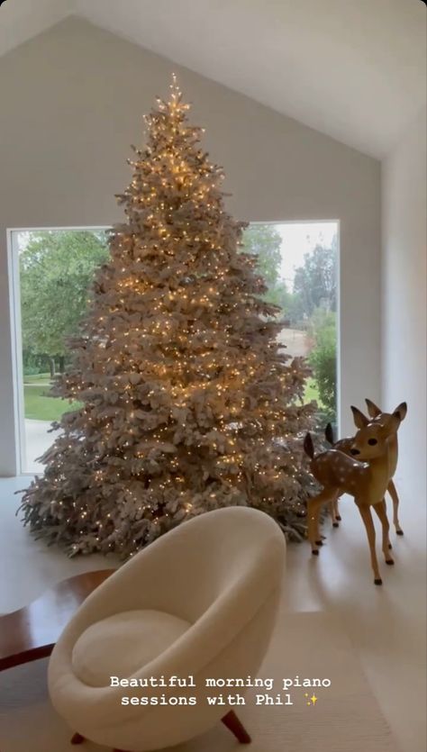 Kardashian Christmas Tree, Kim Kardashian Christmas, Kardashian Christmas, Luxury Christmas Decor, Luxury Christmas Tree, Study Buddy, Christmas Themes Decorations, Christmas Tree Inspiration, Christmas Interiors