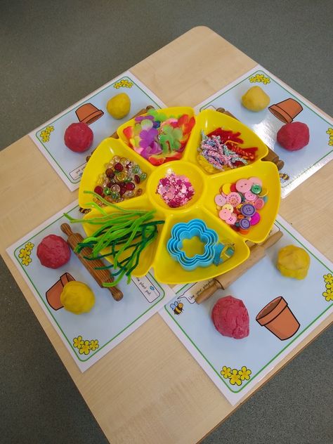 Montessori Play Dough Activities, Spring Play Dough Activities, Flower Provocations Preschool, Play Dough Flowers Ideas, Spring Playdough Ideas, Flower Activities Eyfs, Play Dough Activities Kindergarten, Garden Preschool Crafts, Flowers Eyfs