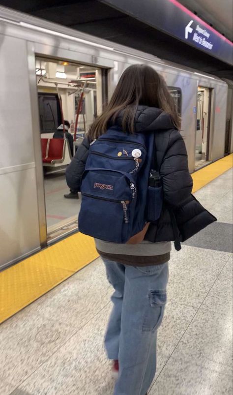 Mochila Jansport, School Bag Essentials, Aesthetic Backpack, Backpack Outfit, Back Bag, Simple Trendy Outfits, Jansport Backpack, Pretty Selfies, Fashion Poses