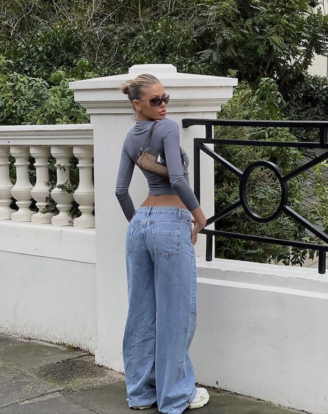 simple outfit inspo, spring outfit inspo, low rise jeans, loose jeans, 90s jeans, new balance, sneakers, minimalist outfit inspo, slick-back bun, hair inspo, clean girl aesthetic Amazon Finds Beauty, Aesthetic Amazon Finds, Straight Jeans Outfit, Low Jeans, Straight Leg Jeans Outfits, Wide Leg Denim Jeans, Outfits 2000s, Streetwear Girl, Jeans Outfit Casual