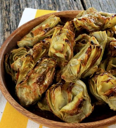 They're fast, easy, tasty and perfect for dipping! Pair these roasted artichokes with your favorite sauce and serve as an appetizer or snack! - Everyday Dishes & DIY Artichoke Hearts Recipes, Canned Artichoke, Roasted Artichoke Hearts, Artichoke Heart Recipes, Roasted Artichoke, Diy Dish, Canned Artichoke Hearts, Artichoke Recipes, Everyday Dishes