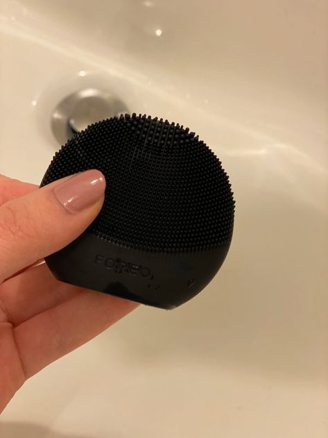 Why I Love My Foreo – Blonde Rosie Blog Black Goop Aesthetic, Skin Care Black Aesthetic, Skin Care Products Aesthetic Dark, Black Clean Girl Skincare, Foreo Luna Mini, Foreo Luna, Bumpy Skin, Unclog Pores, Face Cleanser