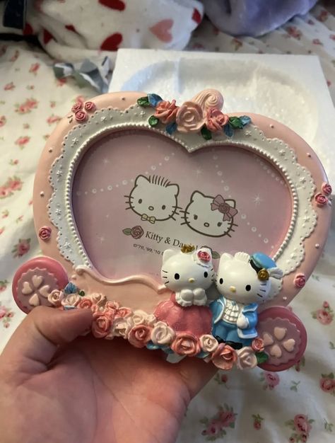 Hello Kitty Marriage, Sanrio Wedding, Hello Kitty Photo Frame, Crafts For Wedding, Coquette Wedding, Hello Kitty Wedding, Cartoon Pumpkin, Hello Kitty Photos, Hello Kitty Baby