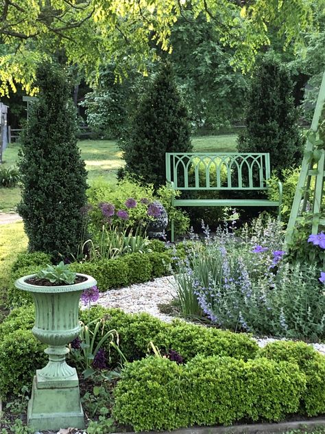 English Fence Ideas, French Cottage Garden Landscaping, Formal Cottage Garden, French Country Garden Landscaping, Curb Garden, French Country Backyard, Paris Gardens, French Country Landscaping, Tattoo Birds