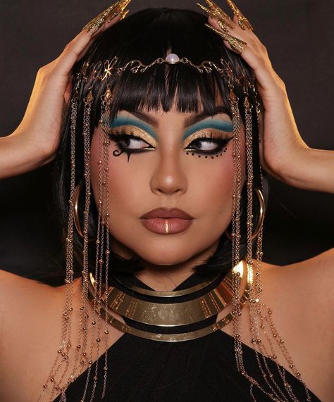 Cleo Patra Aesthetic, Cleopatra Makeup Ideas, Egyptian Makeup Goddesses, Cleopatra Makeup Tutorial, Egyptian Cosplay, Egyptian Wig, Pharaonic Art, Egyptian Eyeliner, Cleopatra Headdress