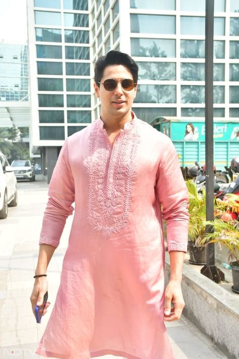 Sidharth Malhotra chose a pink embroidered kurta for the puja (Image Courtesy: Varinder Chawla) Maheep Kapoor, Kim Sharma, Siddhart Malhotra, Ibrahim Ali Khan, Diwali Puja, Bell Top, Dharma Productions, Pink Kurta, Sidharth Malhotra