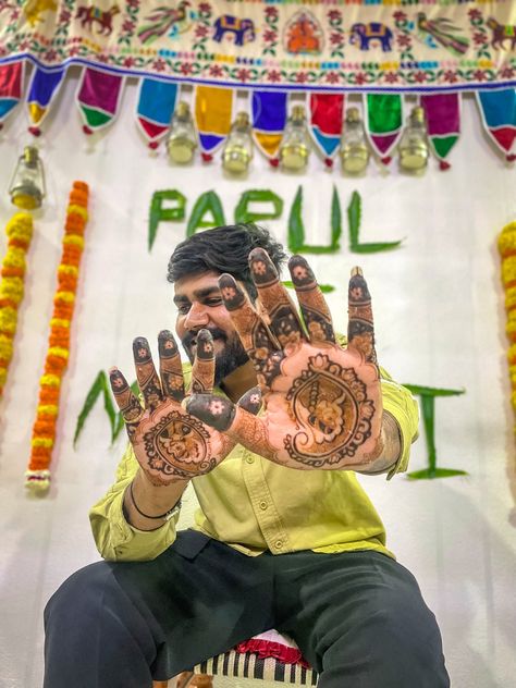 Groom mehendi Mehendi Photoshoot, Mehndi Pictures, Groom Trends, Mehendi Photography, Mehndi Video, Indian Bride Photography Poses, Bride Photos Poses, Groom Photoshoot, Mehndi Designs Bridal Hands