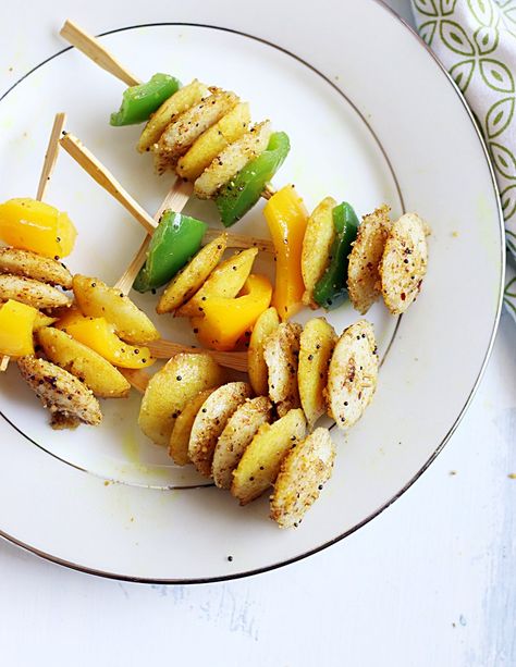 How cute are these colorful cocktali idlis and mini idli skewers. These idli… Diwali Snacks Ideas, Chaat Party, Mini Idli, Snack For Toddlers, Healthy Toddler Snacks, Idli Recipe, Baby Foods, Skewer Recipes, Indian Recipe