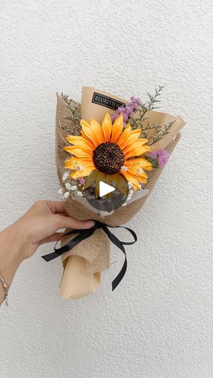 Yuki Chiba, Sunflower Wrapping, Flower Bouquet Wrapping, Single Sunflower, Entertaining Tablescapes, Bouquet Tutorial, Bouquet Wrapping, Thee Stallion, Sunflower Bouquets