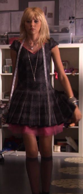 Jenny.. Gossip Girl Jenny Humphrey Outfits, Jenny Humphrey Style, Mode Gossip Girl, Estilo Gossip Girl, Jenny Humphrey, 2000s Girl, Gossip Girl Outfits, Gossip Girls, Mode Kimono