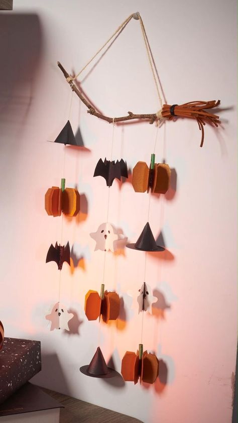 Diy Hanging Halloween Decor, Autumn Hanging Decorations, Halloween Decorations Handmade, Halloween Simple Decorations, Halloween Hanging Decor, Hellowin Decoration, Halloween Decorations Videos, Diy Halloween Decorations Paper, Diy Halloween Wall Decor