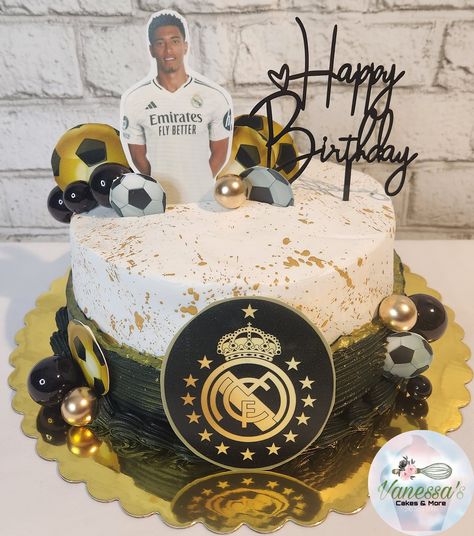 #bellingham #realmadrid #bananapuddingcake #tresleches Real Madrid Birthday Cake, Real Madrid Cake, Banana Pudding Cake, Dining Table Gold, Football Images, Jude Bellingham, Cakes And More, Mini Cakes, Birthday Cakes