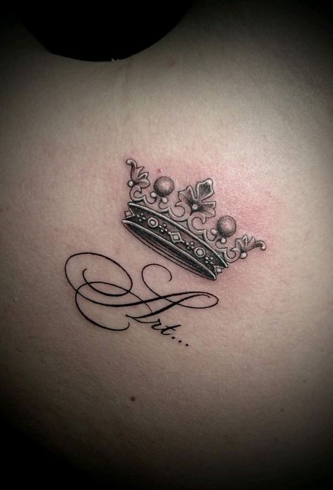 Crown Tattoo Ideas For Women, Crown Tatoos Woman, Crown With Name Tattoo, Female Sleeve Tattoo, Tiara Tattoo, Crown Tattoos For Women, Small Crown Tattoo, Alas Tattoo, Crown Tattoos