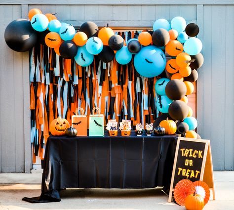 outdoor trick or treat station Halloween Table Trick Or Treating, Trunk Or Treat Photo Booth, Trick Or Treat Table Outside, Halloween Booth Ideas, Halloween Trick Or Treat Table, Trick Or Treat Table, Halloween Candy Table, Halloween Stations, Thanksgiving Hacks