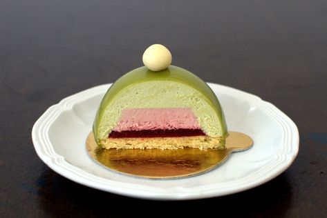 Entremet Recipes, Lime Mousse Cake, Matcha Mousse Recipe, Mini Mirror Glaze Mousse Cakes, Mousse Plated Dessert, Matcha Entremet, Pumpkin Mousse Entremet, Matcha Mousse, Entremet Recipe