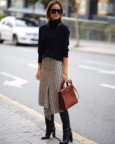 A Stylish Work-Ready Way to Wear a Plaid Midi Skirt London Street Fashion, Rok Outfit, High Street Fashion, Outfit Trends, Winter Outfits For Work, Looks Chic, 가을 패션, Business Casual Outfits, Looks Style