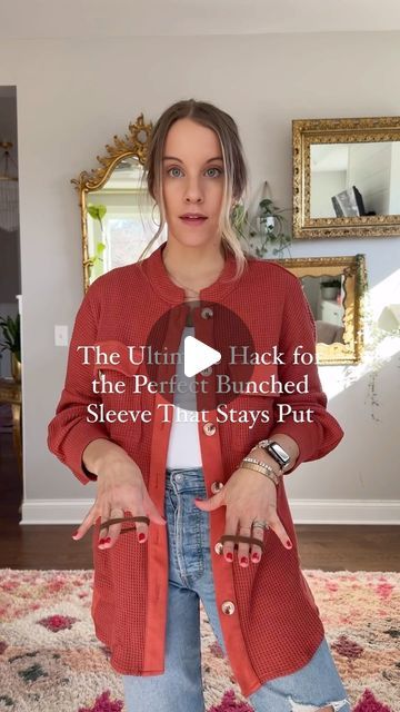 Jen Biswas on Instagram: "The easiest hack to always have perfectly bunched sleeves all day. 🙌🏼  I literally do this with everything - blazers, sweatshirts, denim jackets - and it works every time.   Make sure your hair tie is nice and stretchy!! The stretchier the better.   Also the thinner the better to hide it - or just get the same color as your top.   Have you tried this hack before?  To shop my look: ✨Comment Sleeve for a dm with the links!  #fashionhack" How To Cuff Sleeves, Blazer Sleeve Hack, Sweatshirt Hacks, Jacket Hacks, Sweater Hacks, Denim Jackets, Have You Tried, Simple Tricks, Hair Tie