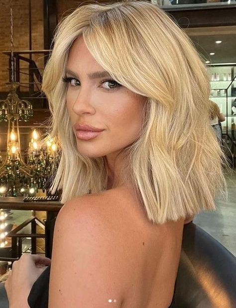 Haircuts Short Curtain Bangs, Blonde Hair Medium Length Bangs, Long Lob Haircut With Curtain Bangs, Blonde Lob Hair 2023, Blonde Hair With Layers Short, Medium Haircut 2023 Trends Women, Blonde Lob With Layers, Bobs And Lobs Haircut, Blonde Lob With Bangs Fine Hair