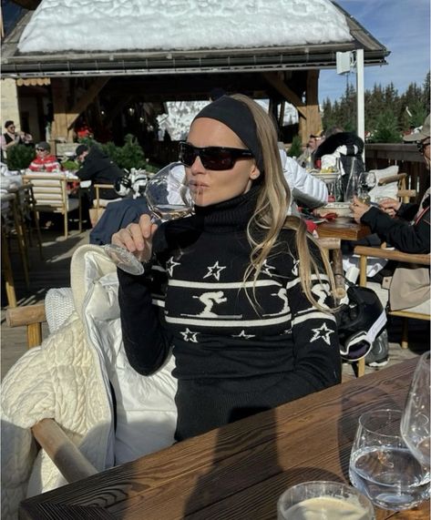 @unknown Aspen Apres Ski Style, Ski Outfit Aesthetic, Mode Au Ski, Ski Outfit For Women, Ski Fits, Snow Fits, Ski Trip Outfit, Apres Ski Outfits, Ski Outfits