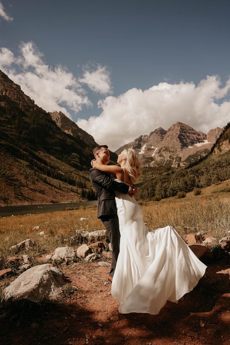 Maroon Bells Wedding in Aspen Colorado | kasitimbayphotography.com Maroon Bells Elopement, Maroon Bells Colorado, Documentary Engagement Photos, Bells Wedding, Denver Wedding Photography, Colorado Mountain Wedding, Maroon Bells, Colorado Wedding Photography, Candid Wedding Photos