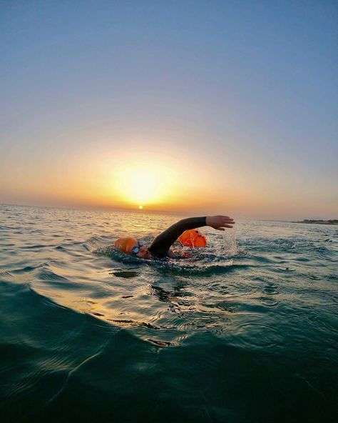 Finnish flight attendant @roossis made a stopover in Lisbon and couldn't resist swimming in our sea 🇫🇮 This was the last swim we did with her with a beautiful sunset. See you in June! 😉 Do you want to explore our beautiful coast with us? Get in touch! 👉 www.swim-together.com/contact Open Water Swimming Aesthetic, Swimming Aesthetic Sport, Triathlon Aesthetic, Workouts For Runners, Swimming Race, Open Water Swim, Swim Aesthetic, Swimming Drills, Sunset Swim