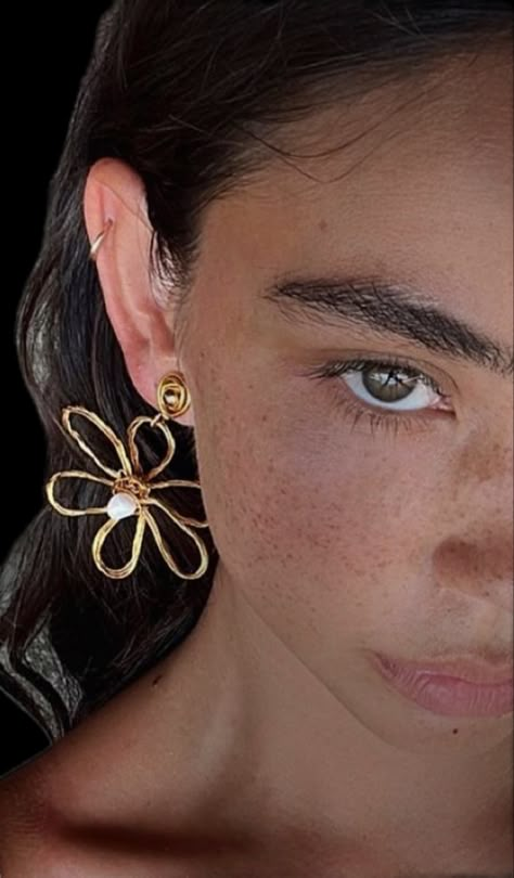 Statement Earrings Aesthetic, Dangly Earrings Aesthetic, Flower Earrings Aesthetic, Dangly Gold Earrings, Christina Nadin, Mode Crochet, Earrings Aesthetic, Gold Statement Earrings, Dope Jewelry