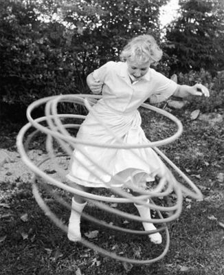 hula-hoops Hula Hoops, Tennessee Williams, Vintage Memory, Hula Hoop, Sweet Memories, Classic Toys, The Good Old Days, Back In The Day, Good Old