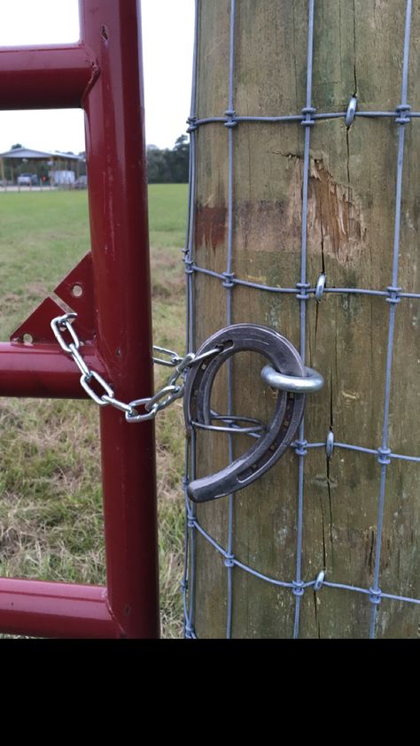 Horseshoe Gate Latch, Horse Shoe Gate Latch Ideas, Horse Area Ideas, Farm Gate Latch, Horse Gate Latch, Horse Gates Ideas, Farm Gate Latch Ideas Diy, Horse Tie Up Area, Hitching Post Ideas