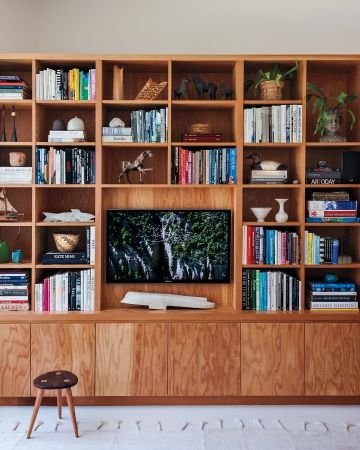 midcentury modern LA / Jed Lind & Jessica de Ruiter's home in Martha Stewart Living Tv Bookcase, Home Library Design, Living Room Shelves, Room Shelves, Trendy Living Rooms, Home Libraries, Built In Bookcase, Built In Shelves, Mid Century Modern House