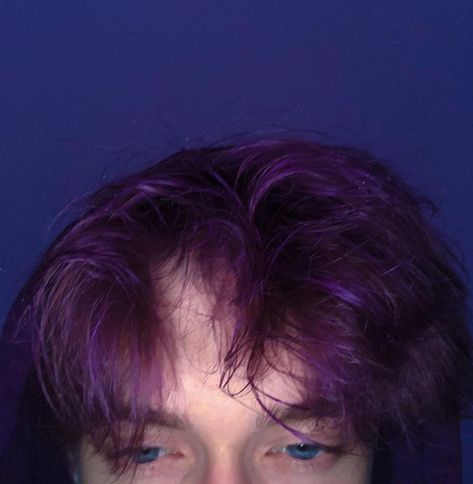 A Dark And Hollow Star, Men Purple Hair, Short Purple Hair, Dark Purple Hair, Androgynous Hair, Hair Boy, Dyed Hair Inspiration, Hair Color Purple, Mens Hairstyles Short