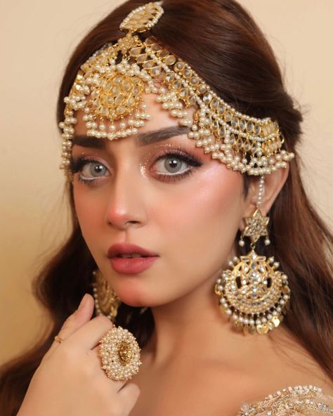 Alizooo (@alizehshahofficial) • Instagram photos and videos Matha Patti Hairstyles, Jewelry For Hair, Pak Actress, Tika Jewelry, Bridal Hairstyle Indian Wedding, Bridal Jewelry Sets Brides, Wedding Jewelry Sets Bridal Jewellery, Red Bridal Dress, Matha Patti