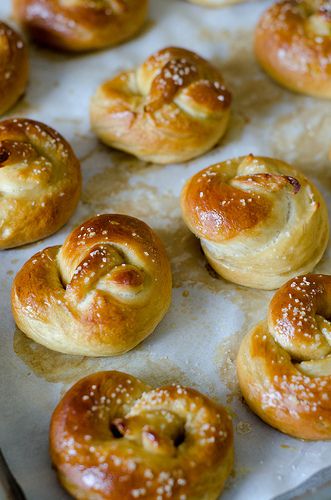 Warm pretzels? YES! Soft Pretzel Recipe, Homemade Soft Pretzels, Mini Pretzels, Pretzels Recipe, Soft Pretzels, Think Food, Pretzels, Low Calorie Recipes, Freshly Baked