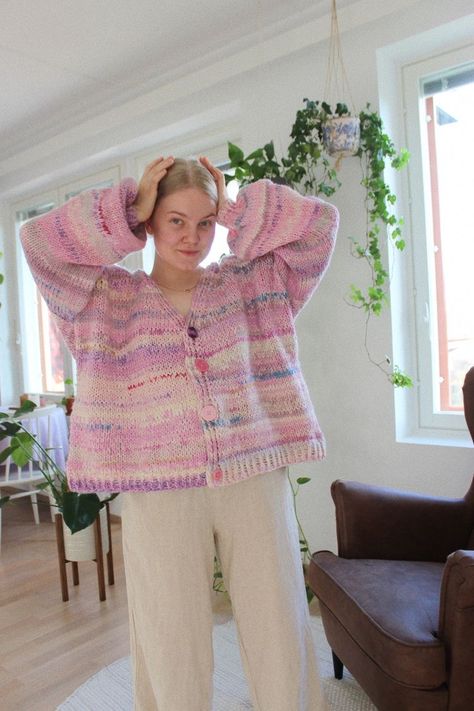 Colorful Knitwear, Pink Cardigan Outfit, Handmade Cardigan, Diy Vetement, Knitted Cardigan, Knit Fashion, Knitting Inspiration, Crochet Fashion, Crochet Crafts