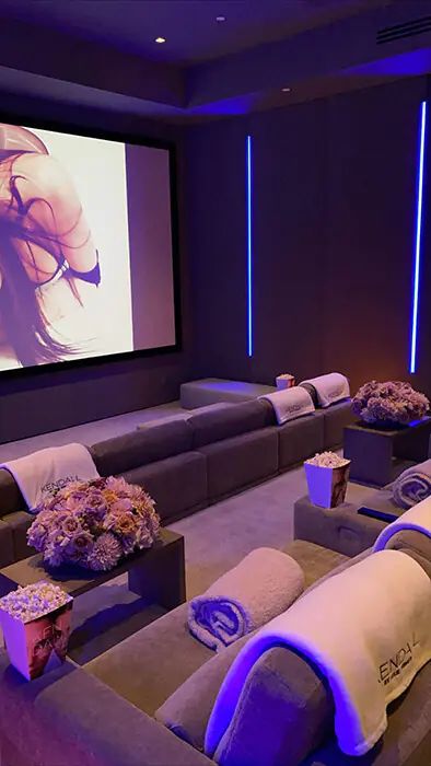 Celebrity home cinemas that are seriously epic: Victoria Beckham, Kylie Jenner, more - Photo 2 Kylie Jenner House Decor, Kylie House Interiors, Kylie Jenner Interior Design, Kardashian Theater Room, Kylie Jenner Home Interior, Kylie Jenner Home Decor, Kylie Jenner House Interior, Kylie Jenner Mansion, Kylie Jenner Home