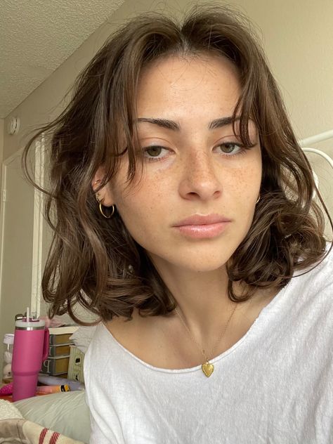 Medium Short Hairstyle Women Fine Hair, Short Hair W Face Framing, Hair Inspo Wavy Short, Summer Mckeen Short Hair, Short Haircuts For Pin Straight Hair, Bob With Curtain Fringe Bangs, Haircut Oval Face Short, Short Haircut Wavy Hair For Women, Short Dark Brown Wavy Hair