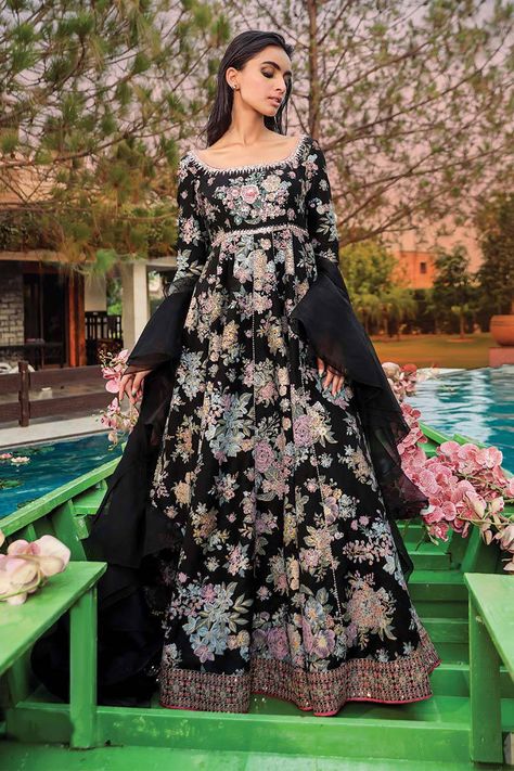 Cotton Suit Designs, Silk Churidar, Embroidered Hem, Basic Mehndi Designs, Pakistan Fashion, Boutique Dress Designs, How To Iron Clothes, Black Screen, Suit Designs