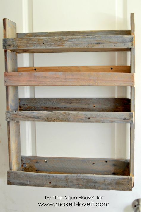 DIY Pallet Spice Rack Spice Rack Out Of Pallets, Spice Rack Plans, Pallet Dyi, Pallet Spice Rack, Pallet Furniture Shelves, Spice Rack Ideas, Wall Spice Rack, Carpentry Ideas, Diy Spice Rack