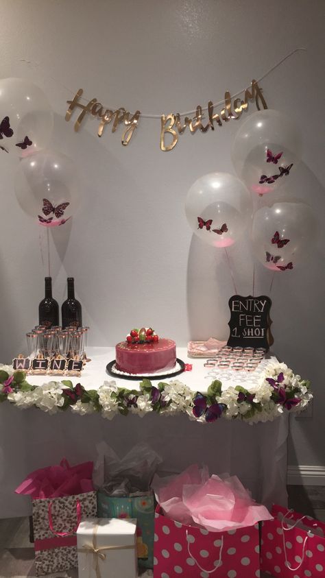 Small Surprise Party Ideas, Simple Birthday Set Up, Minimalistic Birthday Decor, Birthday Party Astethic, Small Dinner Party Ideas Decor, Birthday Setup At Home, Minimal Birthday Decor, Small Birthday Decorations Simple, Birthday Set Up