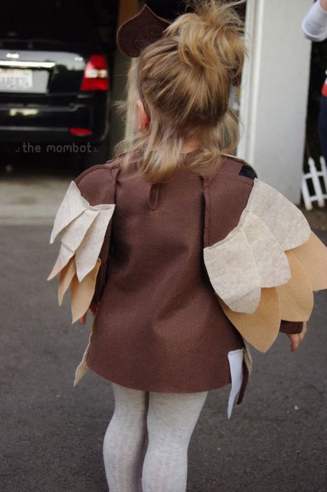 DIY owl Halloween costume | TheMombot.com Toddler Owl Costume, Owl Costume Kids, Owl Costume Diy, Owl Halloween Costumes, Winnie The Pooh Costume, Diy Owl, Owl Halloween, Owl Wings, Owl Costume