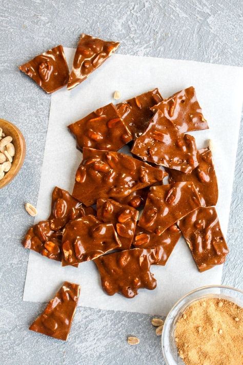 Paleo Candy, Peanut Brittle Recipe, Brittle Recipes, Peanut Brittle, Coconut Sugar, Healthy Dessert Recipes, Popular Recipes, Sans Gluten, Vegan Desserts